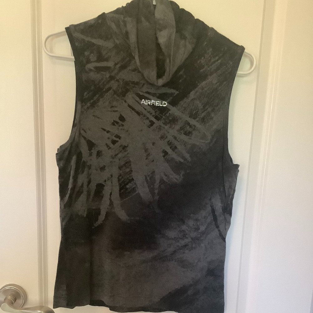 Airfield sleeveless turtleneck